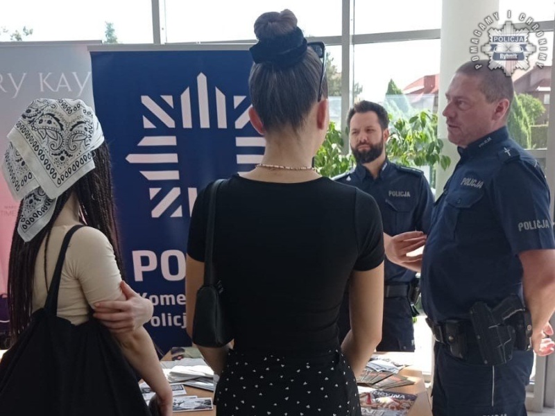 Promowali służbę w Policji na Wakacyjnych Targach Pracy