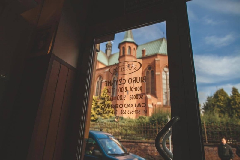 Jak wybrać odpowiedni zakład pogrzebowy? Oto kilka wskazówek