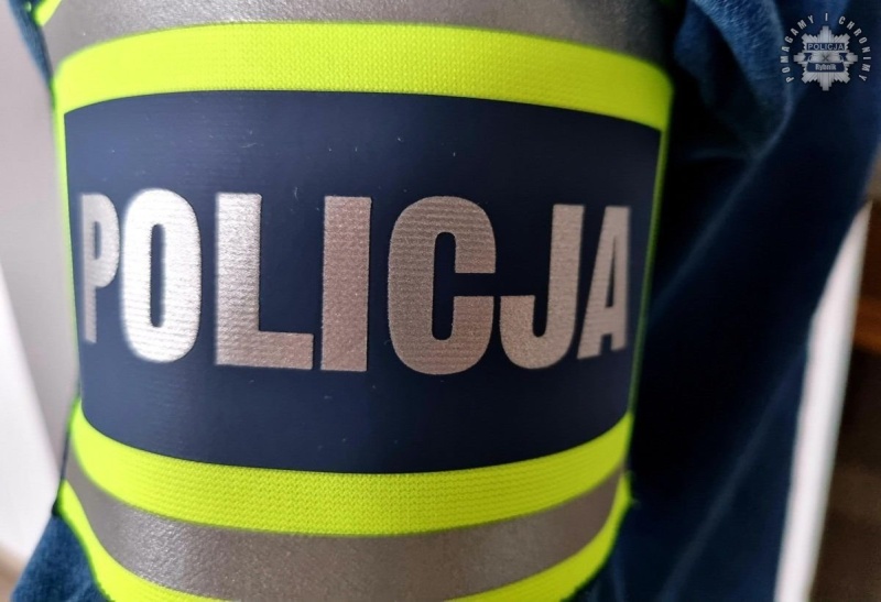 Policjant przed służbą pomógł seniorce, która zgubiła się w lesie