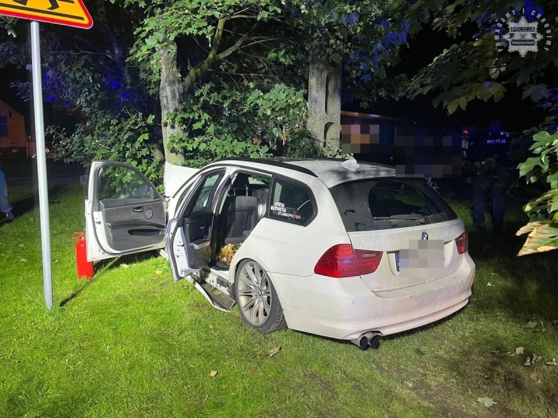 Mieszkanka powiatu rybnickiego jechała za szybko, straciła panowanie nad autem i uderzyła w drzewo