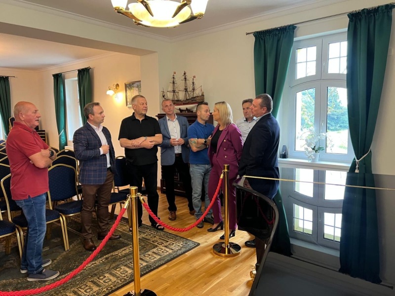 Goście z gminy Poświętna z wizytą w łukowskim dworze