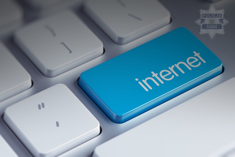 Policyjne rady z okazji Dnia Internetu