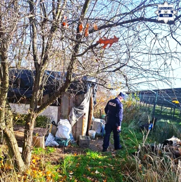 Policjanci kontrolują miejsca przebywania osób bezdomnych