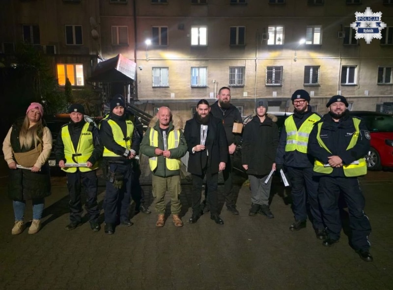Policjanci z Boguszowic wspólnie z samorządowcami rozdawali mieszkańcom odblaski
