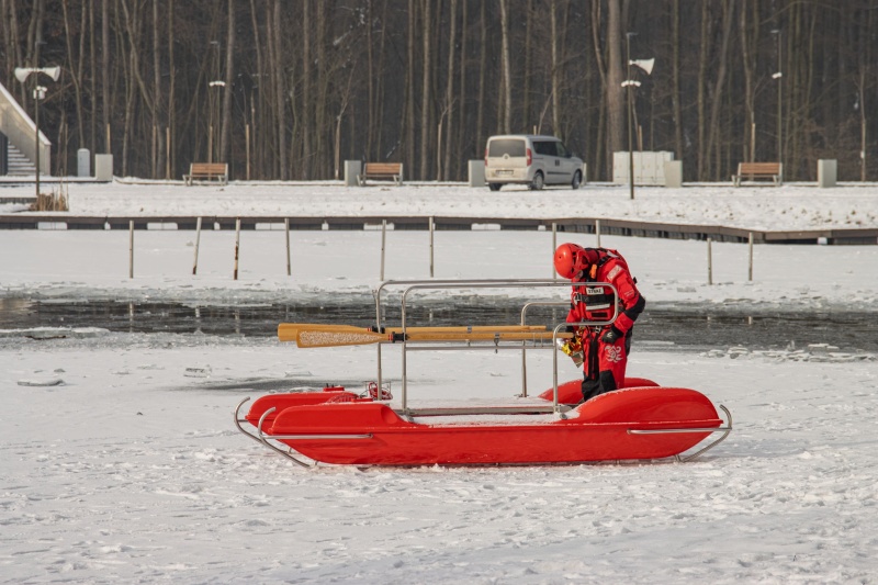 Nie ryzykuj na lodzie. Poradnik bezpieczeństwa zimą