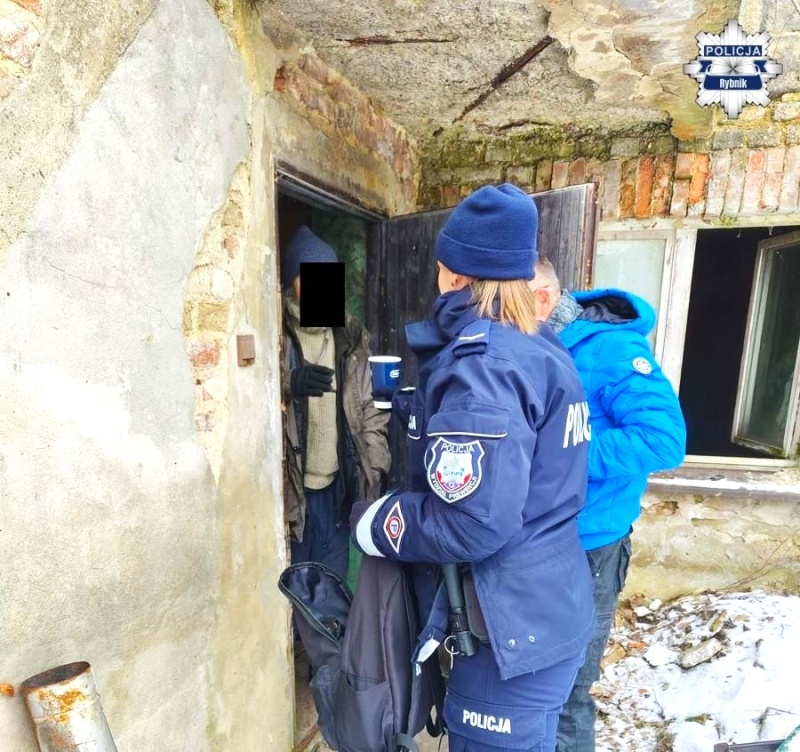 Policjanci wraz ze streetworkerem sprawdzają bezpieczeństwo bezdomnych