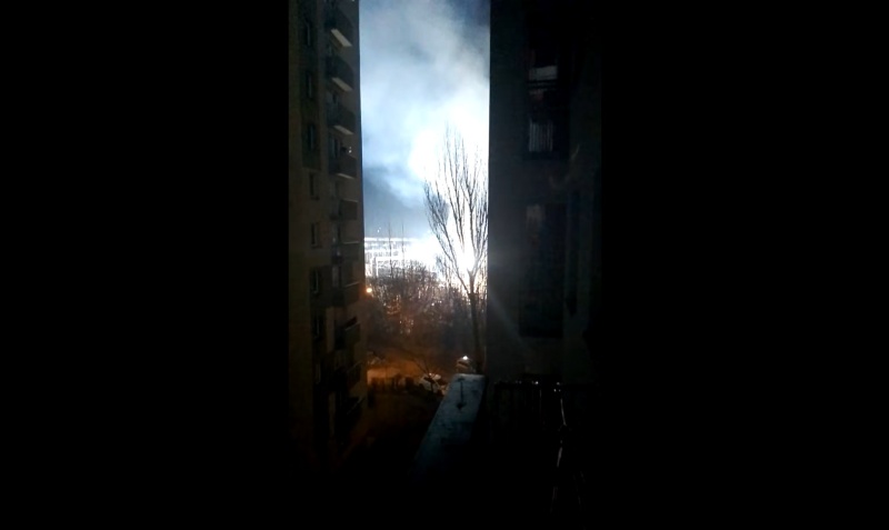 Huk, iskry i ogień w środku nocy. Na stacji kolejowej w Rybniku zapalił się słup trakcyjny