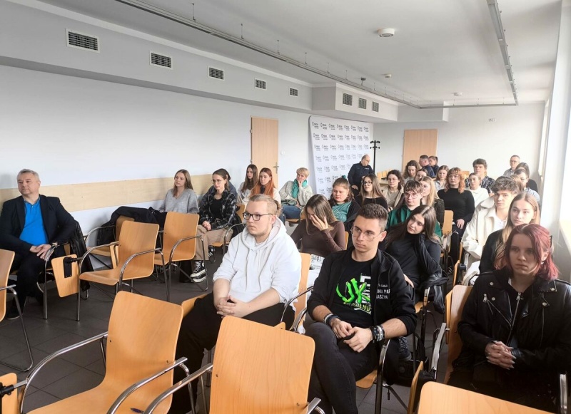 Studenci raciborskiej ANS na warsztatach tłumaczeniowych w rybnickiej komendzie