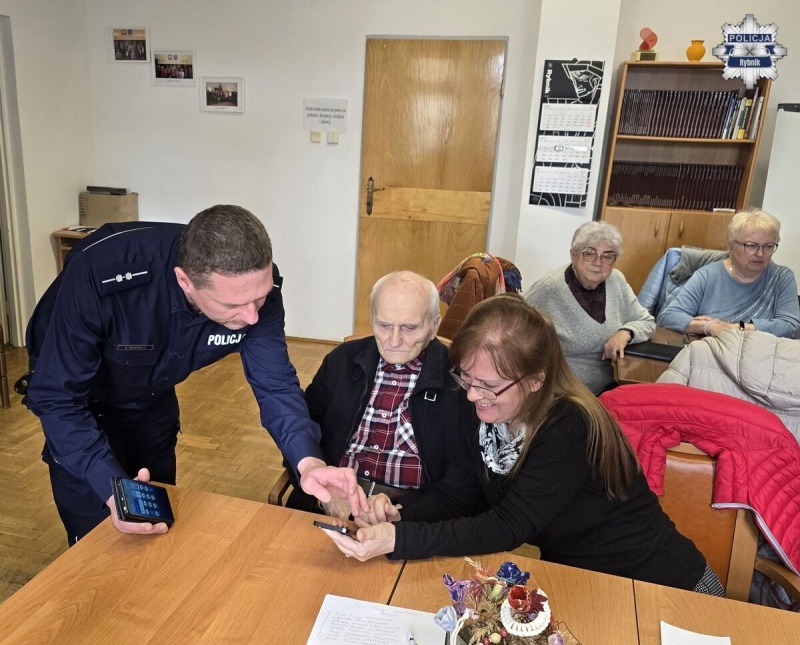 Seniorzy uczą się cyfrowego świata. Nowy program w Rybniku