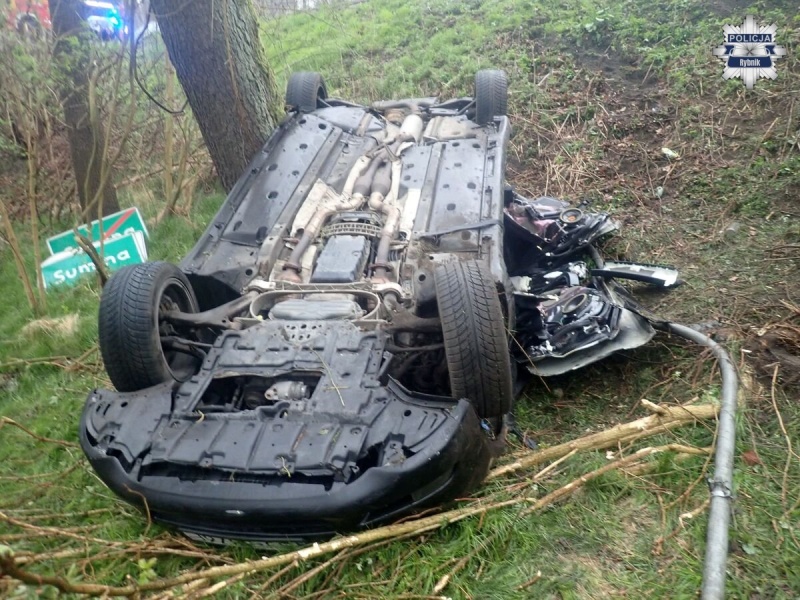 Groźny wypadek w Suminie. Nadmierna prędkość doprowadziła do dachowania