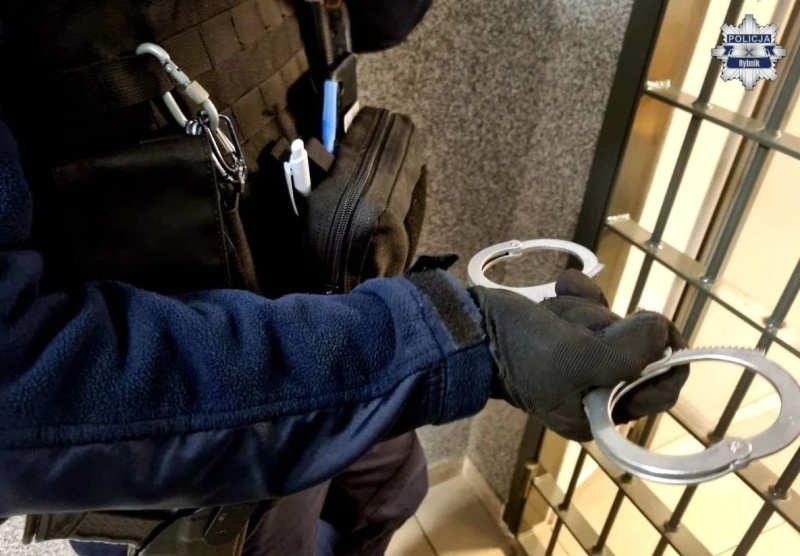 Szajka od butli gazowych rozbita. Recydywiści trafili do aresztu