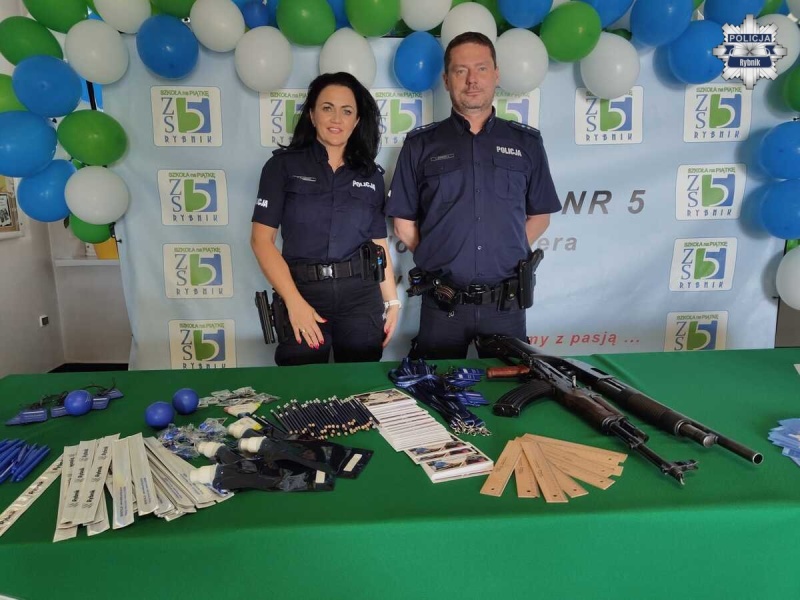 Policjanci na dniu otwartym w Rybniku. Młodzież poznaje ścieżkę służby w Policji