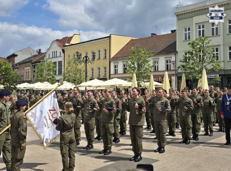 Młodzi adepci służb mundurowych złożyli ślubowanie na rybnickim rynku