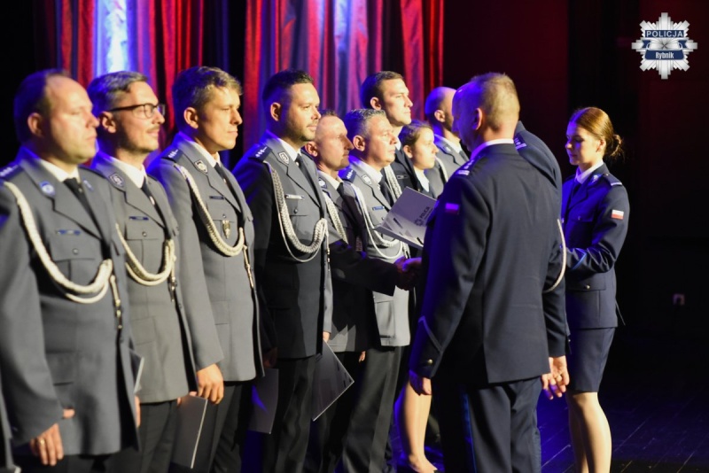 Święto Policji 2026. Awanse, odznaczenia i wyróżnienia dla rybnickich funkcjonariuszy [FOTO]