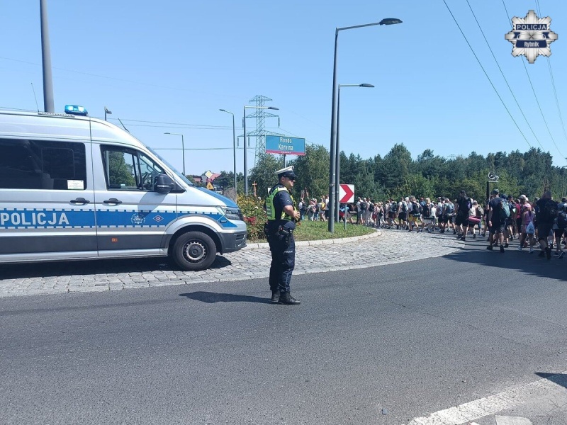 81. Rybnicka Pielgrzymka ruszyła na Jasną Górę. Policjanci zadbali o bezpieczne przejście przez miasto