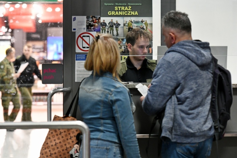 Lotnisko: zatrzymanie osoby poszukiwanej i odmowa wjazdu dla dwóch obywateli Gruzji