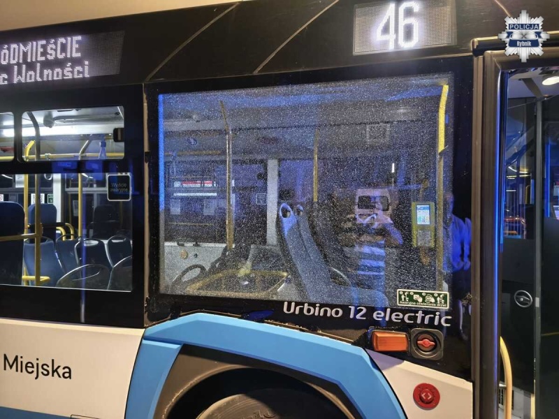 Koniec trasy i awantura. 69-latka rzuciła butelką w autobus