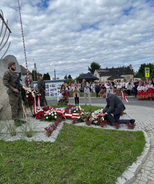 Pomnik bohatera z sąsiedztwa. Nieznana historia życia mjr pilota Antoniego Tomiczka