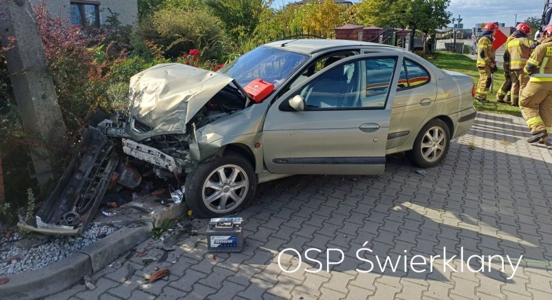 Wypadek w Świerklanach. Samochód uderzył w słup, 77-latka trafiła do szpitala