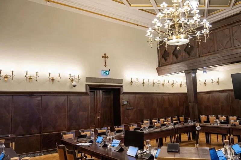 Przetrwał wojnę i PRL. Ponad stuletni krucyfiks znów zawisł w rybnickim magistracie