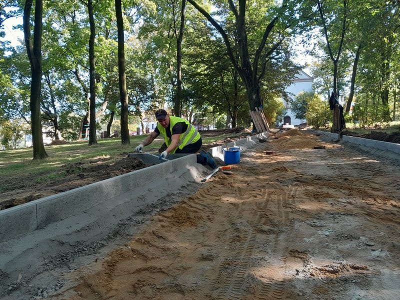 Park przy Gliwickiej przechodzi renowację. Ścieżki zyskają nową nawierzchnię
