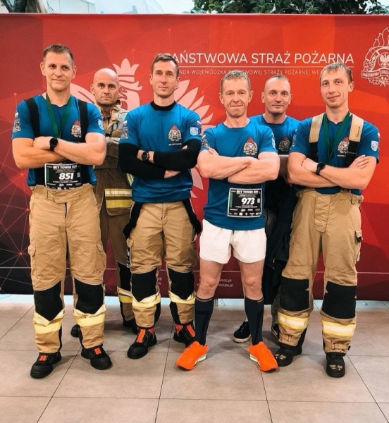 49 pięter w pełnym umundurowaniu. Strażacy z Rybnika zmierzyli się ze Sky Tower Run