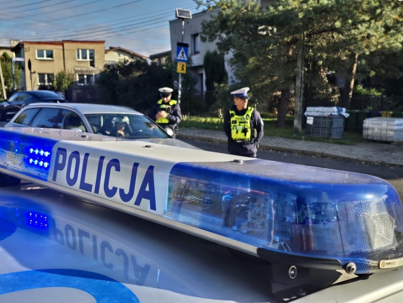 Policja patroluje okolice szkół na Śląsku. Funkcjonariusze apelują o spokój i ostrożność