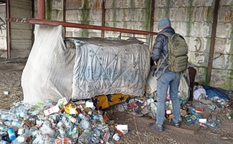 Jeden telefon może uratować życie. Policjanci apelują, by nie ignorować osób bezdomnych