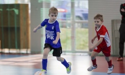 Zacięta rywalizacja młodych piłkarzy w Krzanowicach [FOTO] - Serwis informacyjny z Raciborza - naszraciborz.pl