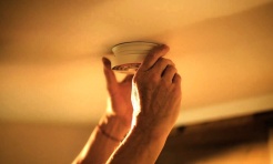 Małe urządzenia, wielka różnica. Jak czujki dymu i tlenku węgla chronią dom - Serwis informacyjny z Raciborza - naszraciborz.pl