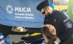 Radiowóz, broń i rozmowy o bezpieczeństwie. Policja włączyła się w obchody Dnia Kobiet w Rybniku - Serwis informacyjny z Raciborza - naszraciborz.pl
