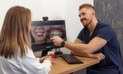 Proteza wypada w najmniej odpowiednim momencie – co to oznacza i jak to rozwiązać na stałe? - Serwis informacyjny z Raciborza - naszraciborz.pl