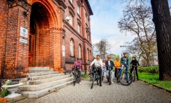 Rowerem po zdrowie psychiczne. Symboliczny przejazd przez Rybnik z okazji 140-lecia szpitala - Serwis informacyjny z Raciborza - naszraciborz.pl