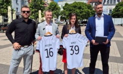 Koszulki reprezentacji Niemiec dla polityków. Kontrowersyjna akcja Konfederacji na rynku w Rybniku - Serwis informacyjny z Raciborza - naszraciborz.pl