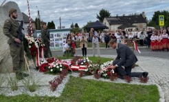 Pomnik bohatera z sąsiedztwa. Nieznana historia życia mjr pilota Antoniego Tomiczka - Serwis informacyjny z Raciborza - naszraciborz.pl