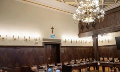 Przetrwał wojnę i PRL. Ponad stuletni krucyfiks znów zawisł w rybnickim magistracie - Serwis informacyjny z Raciborza - naszraciborz.pl