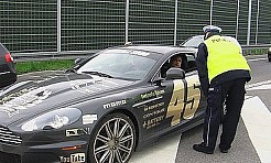 Policjanci dbali o bezpieczeństwo podczas przejazdu uczestników Gumball - Serwis informacyjny z Wodzisławia Śląskiego - naszwodzislaw.com