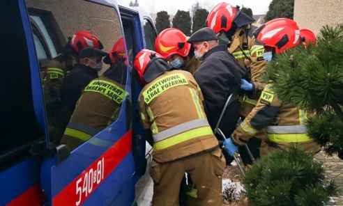 #SzczepimySię. Śląscy strażacy pomagają w transporcie osób - Serwis informacyjny z Wodzisławia Śląskiego - naszwodzislaw.com