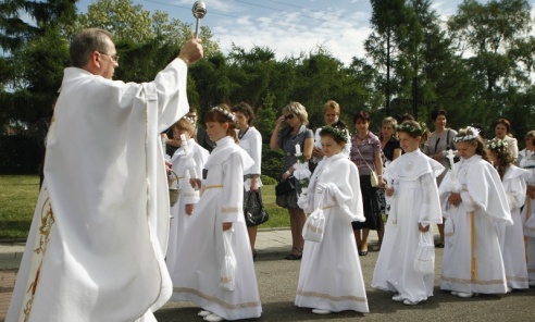 Pierwsze Komunie święte w archidiecezji katowickiej w 2021 r. - Serwis informacyjny z Wodzisławia Śląskiego - naszwodzislaw.com