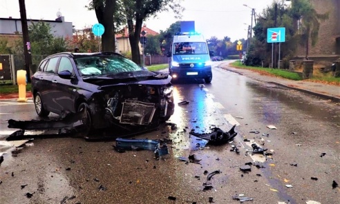 Hyundai i fiat zderzyły się w Rybniku. Ranna 47-latka [FOTO] - Serwis informacyjny z Wodzisławia Śląskiego - naszwodzislaw.com
