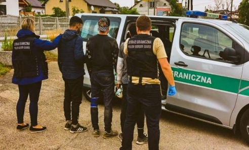 Nielegalni migranci ukryci w samochodach ciężarowych zatrzymani w naszym regionie - Serwis informacyjny z Wodzisławia Śląskiego - naszwodzislaw.com