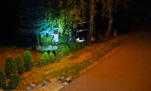 Pijany kierowca wjechał w betonowe schody - Serwis informacyjny z Wodzisławia Śląskiego - naszwodzislaw.com