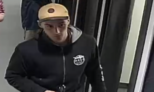 Ten mężczyzna podejrzany jest o kradzież. Szuka go policja - Serwis informacyjny z Wodzisławia Śląskiego - naszwodzislaw.com