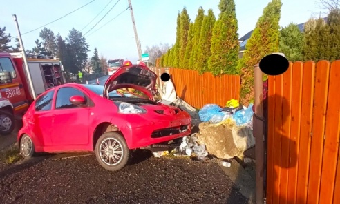 Toyota wypadła z drogi i uderzyła w ogrodzenie [FOTO] - Serwis informacyjny z Wodzisławia Śląskiego - naszwodzislaw.com