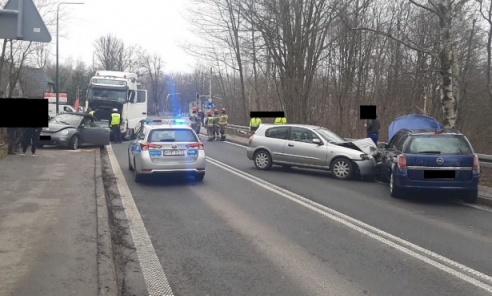 Cztery pojazdy zderzyły się na Raciborskiej. Ciężarna 31-latka trafiła do szpitala - Serwis informacyjny z Wodzisławia Śląskiego - naszwodzislaw.com