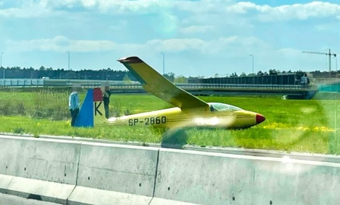 W trakcie lotu stracił ciąg. Członek Aeroklubu ROW Rybnik lądował przy autostradzie A1 - Serwis informacyjny z Wodzisławia Śląskiego - naszwodzislaw.com
