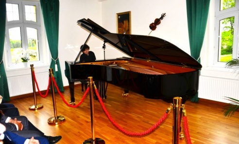 Inauguracyjny koncert fortepianowy w dworze w Łukowie Śląskim [FOTO] - Serwis informacyjny z Wodzisławia Śląskiego - naszwodzislaw.com