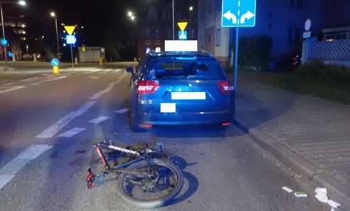 Pijany rowerzysta wjechał w zaparkowany samochód - Serwis informacyjny z Wodzisławia Śląskiego - naszwodzislaw.com