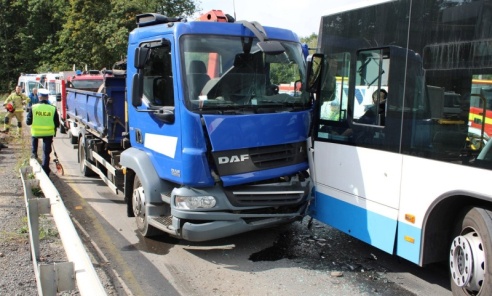 Autobus i ciężarówka zderzyły się w Rybniku - Serwis informacyjny z Wodzisławia Śląskiego - naszwodzislaw.com