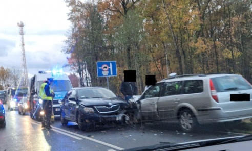Zasnął za kierownicą i spowodował wypadek. Dwie osoby w szpitalu - Serwis informacyjny z Wodzisławia Śląskiego - naszwodzislaw.com